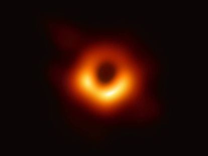 Imagen del agujero negro situado en el centro de la galaxia Messier 87, el primero fotgrafiado.