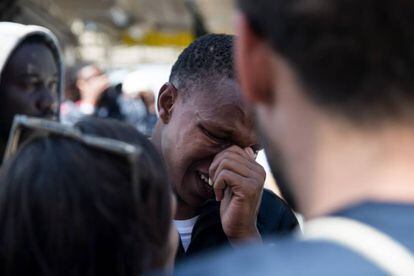 Un migrante llora de alegría tras desembarcar del buque 'Aquarius' en el puerto de Valencia.