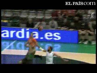 Los alicantinos dilapidaron en un último minuto nefasto una ventaja de cuatro puntos (68-73) y perdió una gran oportunidad de distanciarse de las últimas dos posiciones. <strong><a href="http://www.elpais.com/buscar/acb/videos">Vídeos de la ACB</a></strong>