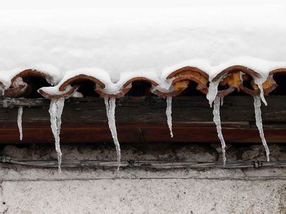 Detalle de nieve congelada en un tejado de un pueblo próximo al puerto de Pajares (Asturias).