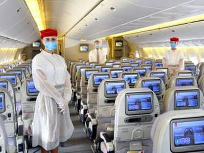 Tripulación de Emirates con los equipos de seguridad sobre los uniformes.