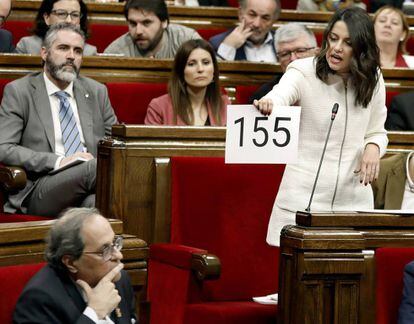 Inés Arrimadas mostra un cartell amb el número 155 al Parlament el desembre passat.