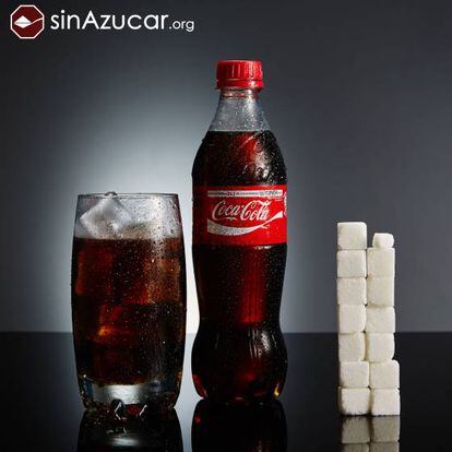 Una botella de 500ml de Coca-Cola contiene 53gr de azúcar: 13,25 terrones