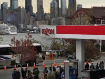 Fila de personas en una gasolinera de New Jersey