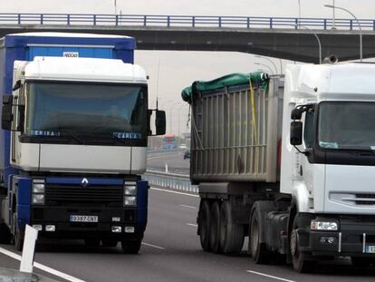 Camiones de Renault en una carretera espa&ntilde;ola.