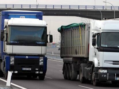 Camiones de Renault en una carretera española.