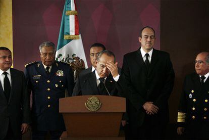 El presidente mexicano, Felipe Calderón, comparece ante los medios de comunicación en su residencia de Los Pinos.