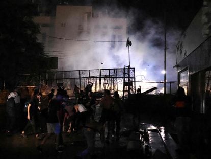 Un grupo de manifestantes tiraba ladrillos contra la embajada de Estados Unidos en Beirut (Líbano) la noche del martes, durante las protestas por la matanza de civiles en un hospital de Gaza.