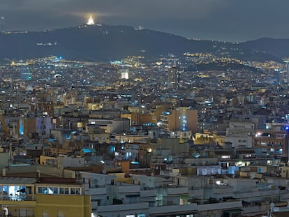 Panorámica nocturna de Barcelona desde Montjuic.