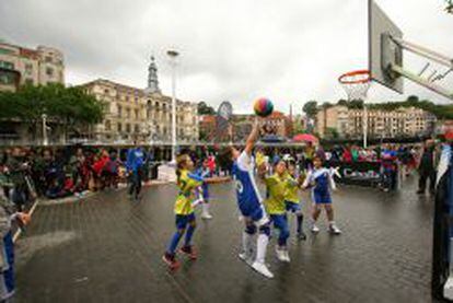 Bilbao acogi&oacute; el programa Plaza 2014, un torneo 3x3 parte de las actividades previas al mundial. FEB
