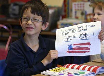 Aaron Van Blerkom, de siete años, muestra la carta que le ha escrito a Barack Obama.