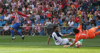 Gol de Griezmann (i), del Atlético de Madrid, anulado en el minuto 69.
