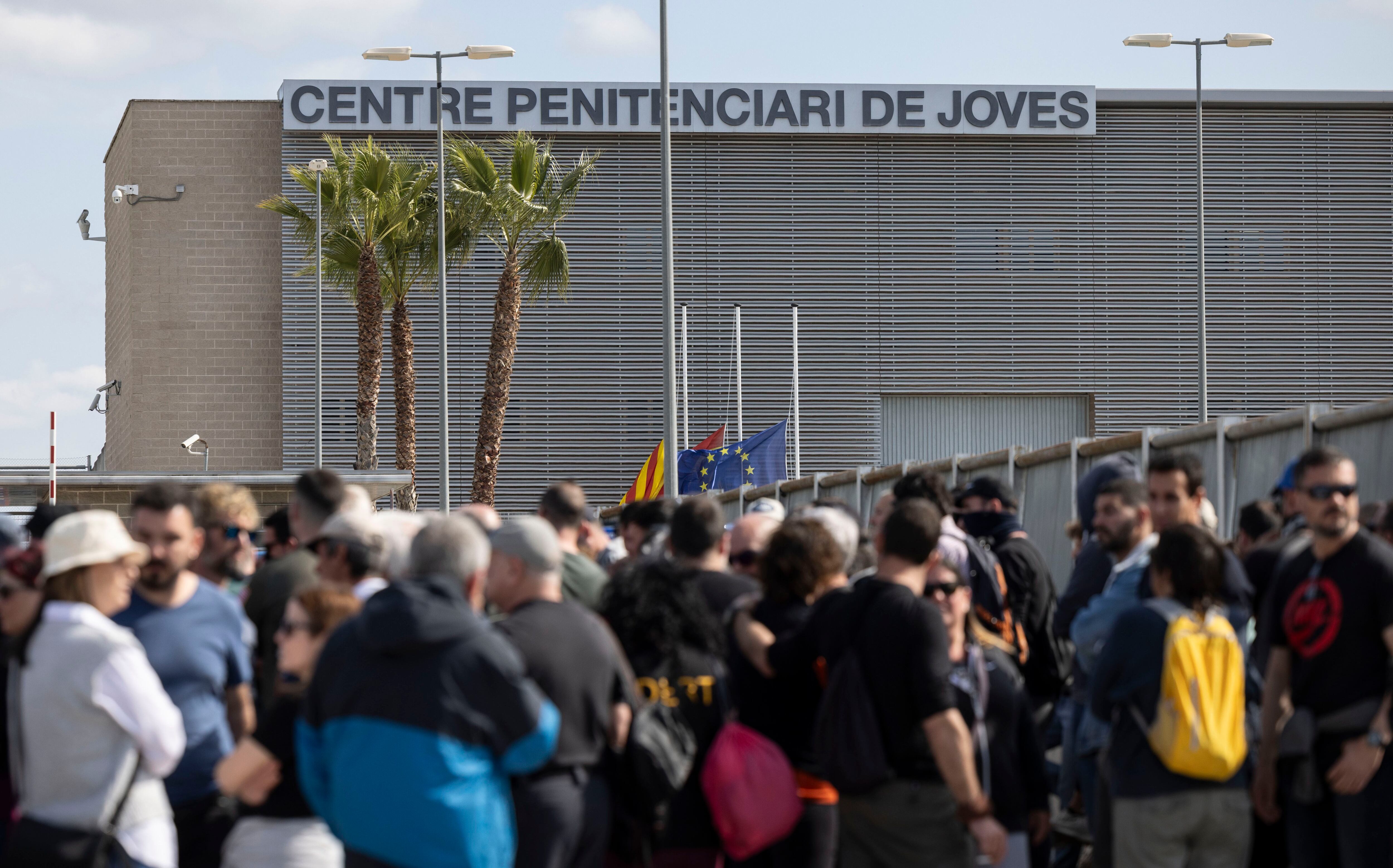 Concentración de los funcionarios este sábado frente a la cárcel Quatre Camins, en Granollers.
