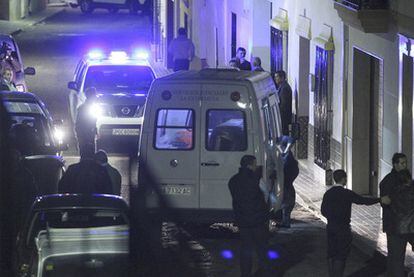 Empleados de la funeraria ante la casa del vecino de Arroyo de San Serván (Badajoz) que se suicidó el martes.