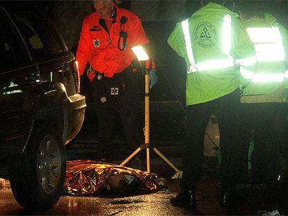 El cadáver de una de las víctimas tras un  tiroteo entre bandas mafiosas en la calle madrileña de Jazmín.