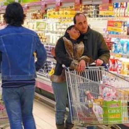 Personas comprando en un supermercado