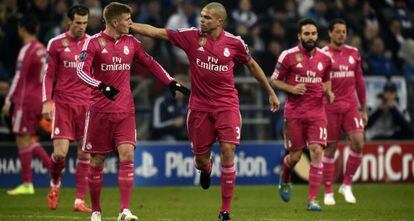Pepe celebra con Kroos la victoria contra el Schalke