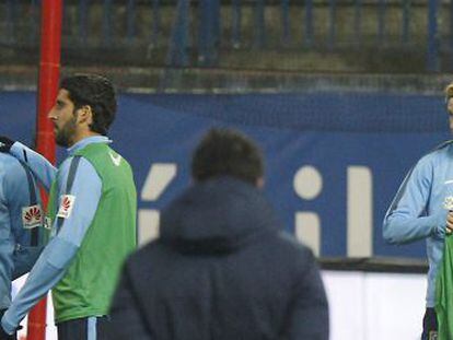 Mandzukic, Raúl García y Fernando Torres, en un entrenamiento. 