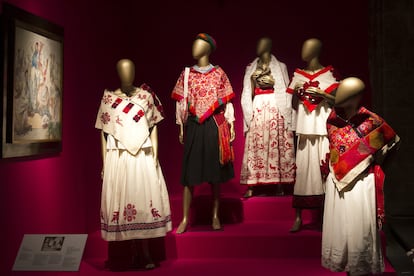 Exposición "El Arte de la Indumentaria y la Moda en México, 1940-2015", que muestra la riqueza textil del país. 
