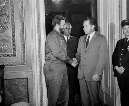 El dirigente cubano Fidel Castro estrecha la mano del vicepresidente estadounidense Richard Nixon en Washington, el 19 de Abril de 1959