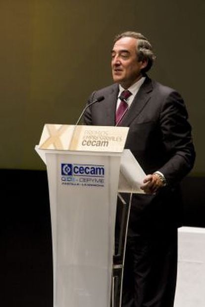 El presidente de la CEOE, Juan Rosell, durante la entrega de los premios de la la Confederaci&oacute;n de Empresarios de Castilla-La Mancha (Cecam). 