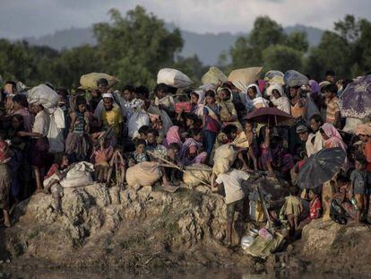 Refugiados rohingya esperan para cruzar el río Naf, que hace frontera entre Myanmar y Bangladés, el pasado 9 de octubre. En vídeo, varios refugiados se muestran escépticos ante el acuerdo.