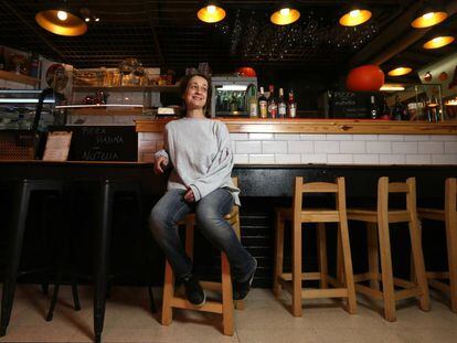 Alessandra D'Onorio en su tienda restaurante de productos italianos del Mercado de Vallehermoso.