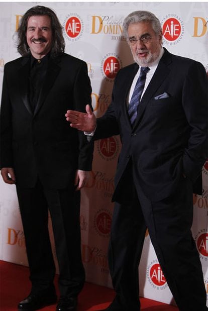 Plácido Domingo con Luis Cobos al llegar a la fiesta.