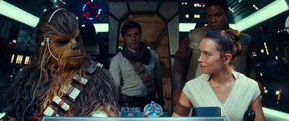 Joonas Suotamo (Chewbacca), Oscar Isaac, John Boyega y Daisy Ridley, en la película.