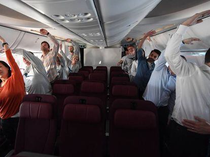 Pasajeros haciendo ejercicios durante el vuelo.