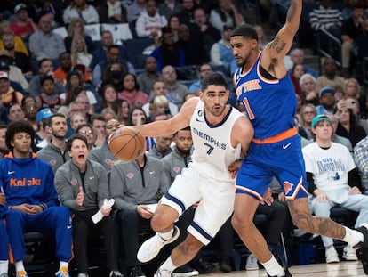 Santi Aldama conduce el balón durante la victoria de los Memphis Griezzlies esta madrugada frente a los New York Knicks.