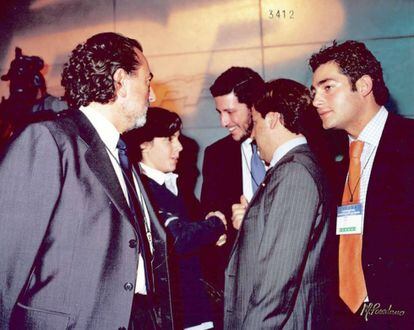 Francisco Correa (a la izquierda) en un acto del PP. A su lado, el hijo pequeño de los Aznar-Botella, Alonso, junto a otros dirigentes del partido.