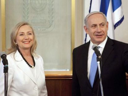 Hillary Clinton y Benjam&iacute;n Netanyahu, en Jerusal&eacute;n. 