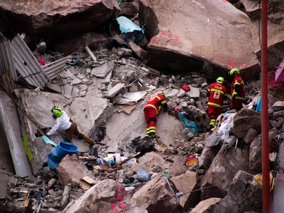Cuerpos de rescate buscan desaparecidos tras el derrumbe del cerro Chiquihuite, en el Estado de México, este lunes.