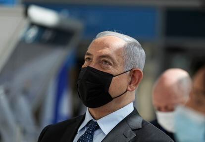 Benjamin Netanyahu ayer durante una visita a un laboratorio cercano a Tel Aviv.