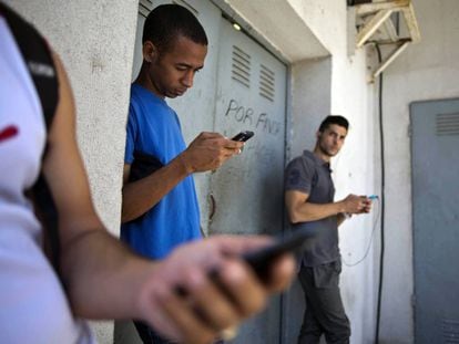 Cubanos conectándose a Internet en abril pasado.