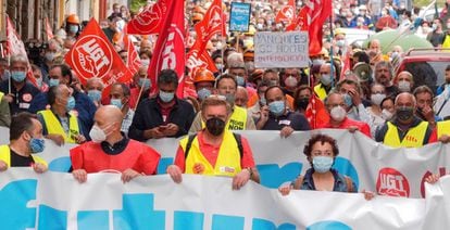Asistentes a la manifestación a favor del mantenimiento del empleo y contra el cierre de la planta de Alcoa en San Cibrao (Lugo) el lunes en la localidad de Burela. 