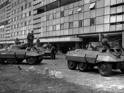 Militares esperan en los alrededores de Tlatelolco el 2 de octubre de 1968