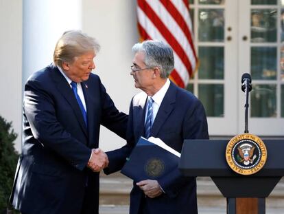 El presidente de EE UU, Donald Trump, saluda al presidente de la Reserva Federal, Jerome Powell, en la Casa Blanca.