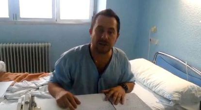 Javier Limón en una captura del vídeo facilitado por la familia en el Hospital Carlos III de Madrid, donde permanece aislado.