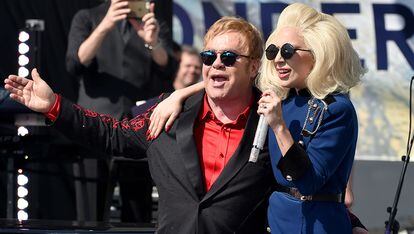 Zachary y Elijah John Furnish - Lady Gaga


La intérprete de Poker Face fue escogida por Elton John y su esposo David Furnish para ser la madrina de su primer hijo Zachary. Dos años después, la pareja quedó tan impresionada por la labor de Gaga que decidieron repetir con su segundo retoño, Elijah.