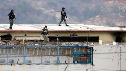 Police surround the body of an inmate on the roof of the Guayaquil jail, on November 13, 2021.