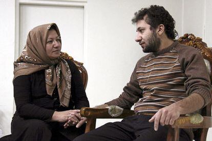 Imagen atribuida a Press TV de Sakineh Ashtianí y su hijo Sajjad, datada el 4 de diciembre.