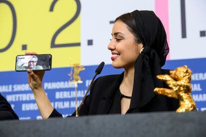Baran Rasoulof, actress and daughter of the filmmaker, holds a mobile phone at the Berlinale 2020 for her father to respond to journalists.