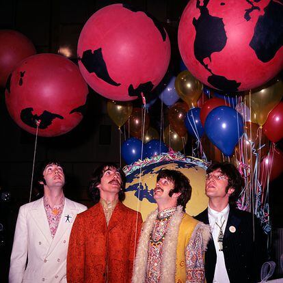 Lucy in the Sky With Diamonds, de The Beatles. El Sgt. Peppers de los cuatro de Liverpool acaba de cumplir 50 años y a estas alturas todo el mundo asocia a la Lucy de uno de sus temas icónicos con el LSD, sustancia con la que experimentaron en aquella época (en la imagen, en 1967 durante uno de los actos de presentación del álbum). La chica con ojos caleidoscópicos a la que la que evocan en el tema es un viaje de ácido, alucinógeno que Paul McCartney reconoció en Rolling Stone haber probado por primera vez gracias a un dentista amigo de George Harrison. No es el único de sus temas que habla de drogas, aunque parezca hacerlo de amor. Got to Get You Into My Life, del disco Revolver (1966), describe la dependencia: "Ooh, did I tell you I need you. Every single day of my life"... El propio McCartney le explicó al escritor Barry Miles que era "una oda a la hierba, como si algún otro le hubiera escrito una oda al chocolate o a un buen burdeos".