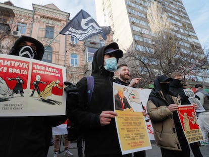 Activistas ucranios protestan ante la Embajada bielorrusa en Kiev el 10 de noviembre.