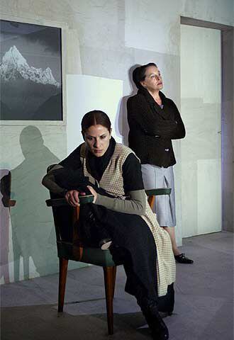 Àngels Poch (izquierda) y Cristina Plazas, en 'El malentès', dirigido por Joan Ollé.