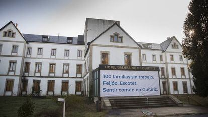 Fachada del balneario de Guitiriz, el pasado viernes, con una pancarta de protesta.