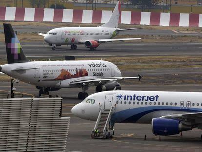 Aviones de distintas aerolíneas de bajo coste en el aeropuerto de Ciudad de México