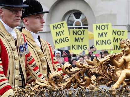 Docenas de manifestantes contra la monarquía, este sábado en Londres, ante el paso de la comitiva real en la ceremonia de la coronación.